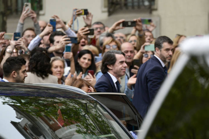 El expresidente del Gobierno José María Aznar (c) sonríe a su llegada este sábado a la iglesia de San Francisco de Borja de Madrid para asistir al matrimonio del alcalde de Madrid, José Luis Martínez-Almeida, y Teresa Urquijo.