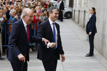 El rey emérito Juan Carlos I (i) a su llegada este sábado a la iglesia de San Francisco de Borja de Madrid para asistir al enlace matrimonial del alcalde de Madrid, José Luis Martínez-Almeida, conTeresa Urquijo.