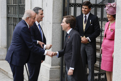 El alcalde de Madrid, José Luis Martínez-Almeida (c), saluda al rey emérito Juan Carlos I este sábado a las puertas de la iglesia de San Francisco de Borja de Madrid antes de contraer matrimonio con Teresa Urquijo.