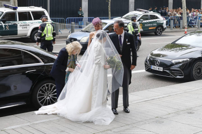 Teresa Urquijo llega del brazo de su padre Lucas Urquijo y Fernández-Araoz (d) a la iglesia de San Francisco de Borja de Madrid para contraer matrimonio con el alcalde de Madrid, José Luis Martínez-Almeida, este sábado en Madrid.