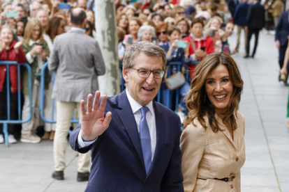 El presidente nacional del PP, Alberto Núñez-Feijóo, y su mujer Eva Cárdenas a su llegada este sábado a la iglesia de San Francisco de Borja de Madrid para asistir al enlace matrimonial del alcalde de la capital, José Luis Martínez-Almeida, con Teresa Urquijo.