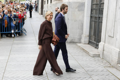 La infanta Cristina de Borbón, acompañada por su hijo mayor Juan Valentín Urdangarín, a su llegada este sábado a la iglesia de San Francisco de Borja de Madrid para asistir al matrimonio del alcalde de Madrid, José Luis Martínez-Almeida, y Teresa Urquijo.