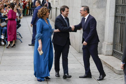 El secretario general del PP de Madrid, Alfonso Serrano (d), saluda al presidente de Castilla y León, Alfonso Fernández Mañueco, y a su mujer Fina Martín Lozano.