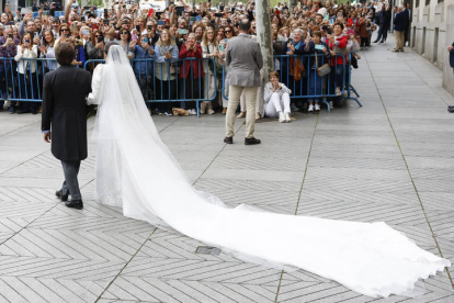 El alcalde de Madrid, José Luis Martínez Almeida, y su esposa, Teresa Urquijo, a su salida de la iglesia de San Francisco de Borja de Madrid tras contraer matrimonio este sábado en Madrid.