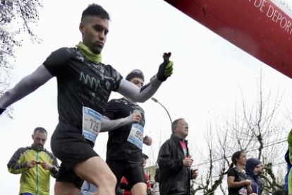 Los corredores desafían a la lluvia en las carreras de la prueba atlética más concurrida de la provincia