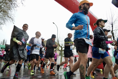 Los corredores desafían a la lluvia en las carreras de la prueba atlética más concurrida de la provincia