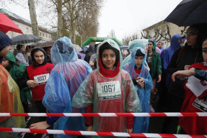Los corredores desafiaron a la lluvia para completar la prueba.
