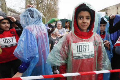 Los corredores desafiaron a la lluvia para completar la prueba.