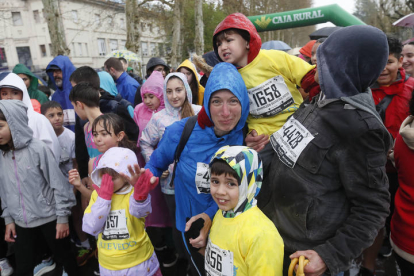 Los corredores desafiaron a la lluvia para completar todas las carreras que acompañan a la Media Maratón de León.