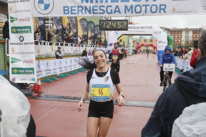 Los corredores desafiaron a la lluvia para completar todas las carreras que acompañan a la Media Maratón de León.