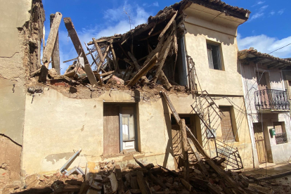 Casa derrumbada este domingo en la calle San Isidro de Valderas, en pleno casco histórico
