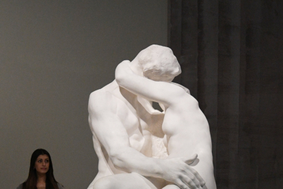 Vista de la escultura "El beso" del escultor francés Auguste Rodin.