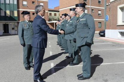 El director general de la Guardia Civil, Leonardo Marcos, presenta en León las nuevas oficinas móviles de atención a la ciudadanía y al peregrino