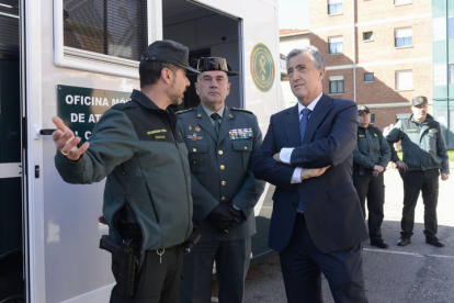 El director general de la Guardia Civil, Leonardo Marcos, presenta en León las nuevas oficinas móviles de atención a la ciudadanía y al peregrino