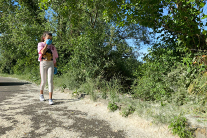 Una chica se protege en un paseo por el campo.
