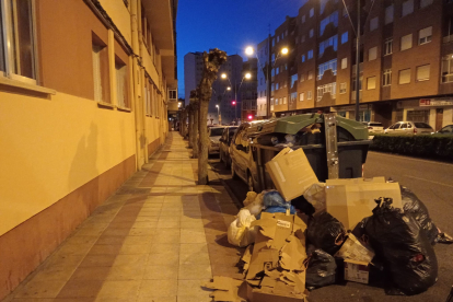 Contenedor lleno de basura en la calle Azorín