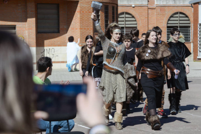 Los alumnos y profesores del instituto recrean un año más la histórica lucha