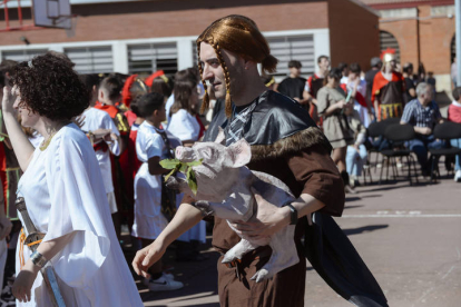 Los alumnos y profesores del instituto recrean un año más la histórica lucha