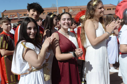 Los alumnos y profesores del instituto recrean un año más la histórica lucha