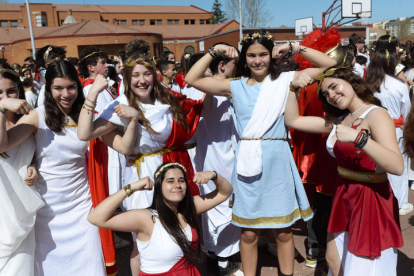 Los alumnos y profesores del instituto recrean un año más la histórica lucha