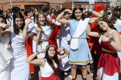 Los alumnos y profesores del instituto recrean un año más la histórica lucha