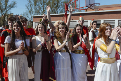 Los alumnos y profesores del instituto recrean un año más la histórica lucha