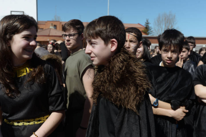 Los alumnos y profesores del instituto recrean un año más la histórica lucha