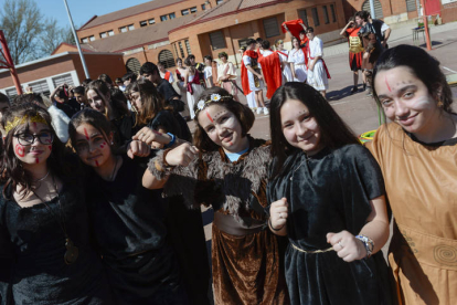 Los alumnos y profesores del instituto recrean un año más la histórica lucha