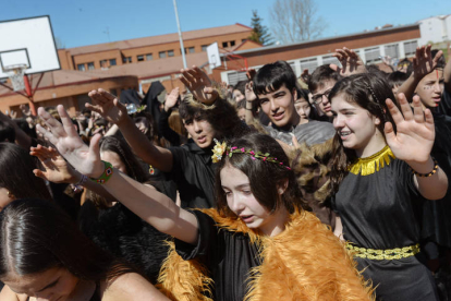 Los alumnos y profesores del instituto recrean un año más la histórica lucha