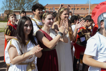 Los alumnos y profesores del instituto recrean un año más la histórica lucha