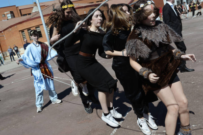 Los alumnos y profesores del instituto recrean un año más la histórica lucha