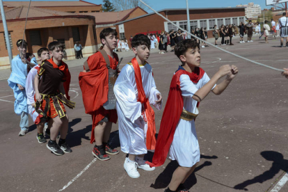 Los alumnos y profesores del instituto recrean un año más la histórica lucha