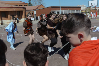 Los alumnos y profesores del instituto recrean un año más la histórica lucha