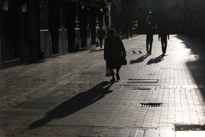 Una persona mayor pasea por la Calle Ancha.