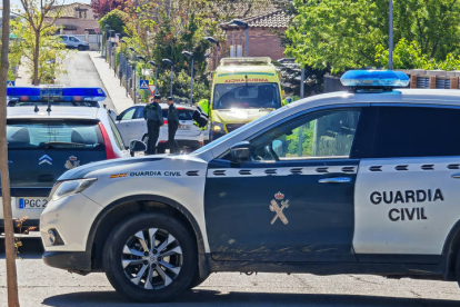 Agentes de la Guardia Civil controlan este sábado la entrada la urbanización Medina Azahara en la localidad de Chiloeches en Guadalajara.