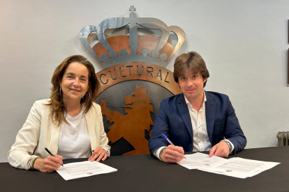 Natichu Alvarado y José Manzanera durante la firma de renovación del director deportivo por una temporada con opción a otra más.