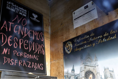 Un cartel en un local de León en el que no se aceptan despedidas de soltero.