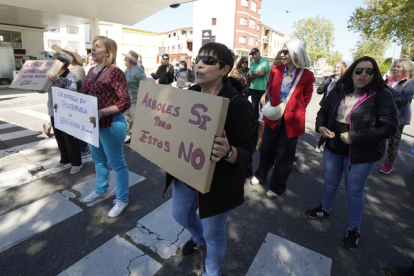 Los vecinos de la pedanía ponferradina de Columbrianos cortan la avenida de Asturias en protesta por las obras que se están llevando a cabo en las aceras del barrio