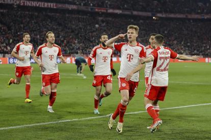 El jugador del Bayern Múnich Joshua Kimmich (3-d) celebra el gol decisivo durante el partido de vuelta de cuartos de final que han jugado Bayern Munich y Arsenal en Múnich, Alemania). EFE/EPA/RONALD WITTEK