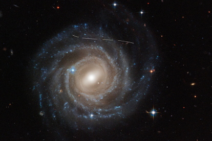 Un asteroide fotobombea una instantánea del Hubble de la galaxia UGC 12158. Crédito:  NASA, ESA, P. G. Martín Universidad Autónoma de Madrid