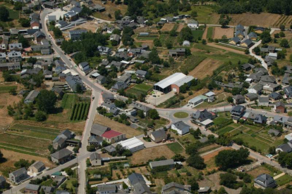 Vista aérea parcial del núcleo urbano de Carracedelo, capital del municipio. N. V.