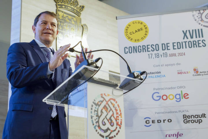 El presidente de la Junta de Castilla y León, Alfonso Fernández Mañueco, clausura en el XVIII Congreso de Editores y Periodistas, este viernes en Palencia.