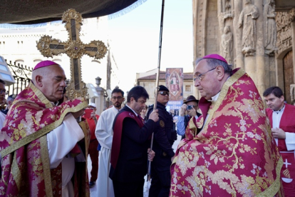 El obispo de León, Luis Ángel de las Heras, recibe en la Catedral el ‘Lignum crucis’ de Santo Toribio de Liébana en su peregrinación a Astorga tras la clausura del Año Santo Lebaniego