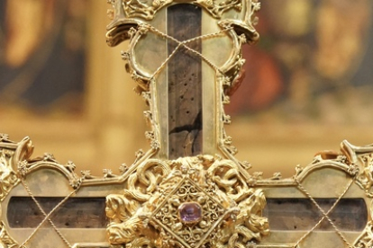 El obispo de León, Luis Ángel de las Heras, recibe en la Catedral el ‘Lignum crucis’ de Santo Toribio de Liébana en su peregrinación a Astorga tras la clausura del Año Santo Lebaniego