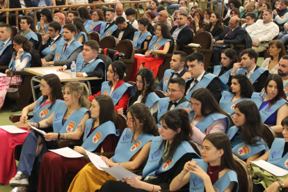Los egresados recibieron sus becas en la ceremonia celebrada en la Universidad de León