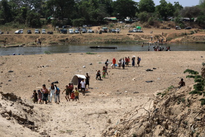 Mae Sot (Thailand), 20/04/2024.- BIrmanos cruzan el río Moei en  la frontera entre Birmania y Tailandia para huir de los enfrentamientos entre las fuerzas pro y anti junta militar.EFE/EPA/SOMRERK KOSOLWITTHAYANANT