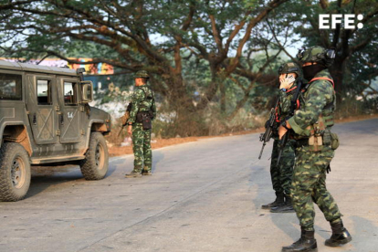 Mae Sot (Thailand), 20/04/2024.- Soldados tailandeses vigilan mientras cientos de birmanos cruzan el río Moei para pasar de Birmania a Tailandia y huir de los enfrentamientos bélicos. EFE/EPA/SOMRERK KOSOLWITTHAYANANT