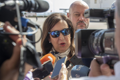 Fotografía de archivo en la que se registró a la ministra española de Defensa, Margarita Robles (c), al atener a la prensa, en Mucia. EFE/Marcial Guillén