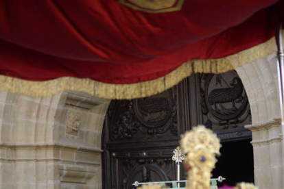 El obispo de Astorga, Jesús Fernández, recibe el Lignum Crucis de manos del obispo de Santander, Arturo Ros. María Fuentes.