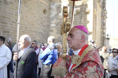 El obispo de Astorga, Jesús Fernández, recibe el Lignum Crucis de manos del obispo de Santander, Arturo Ros. María Fuentes.